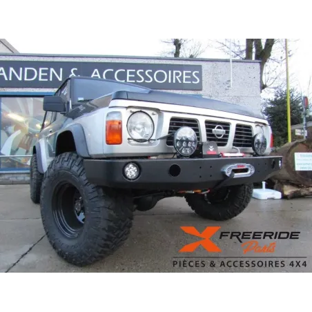 Pare-chocs avant F4X4 pour Nissan Patrol GR Y60 Version AVEC trous pour antibrouillards Sans Bullbar