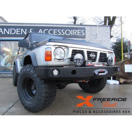 Pare-chocs avant F4X4 pour Nissan Patrol GR Y60
Version AVEC trous pour antibrouillards
Sans Bullbar