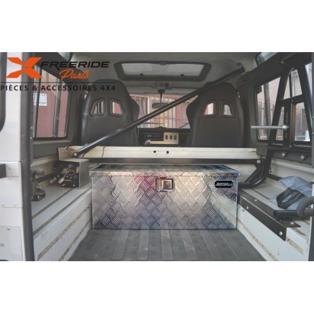 Caisse de rangement en aluminium strié de 2 mm d'épaisseur. Dimensions 900X360X360 mm