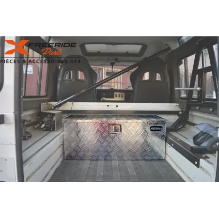 Caisse de rangement en aluminium strié de 2 mm d'épaisseur. Dimensions 900X360X360 mm