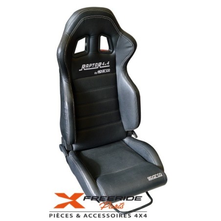 Siège semi baquet sport Sparco anatomique en éco-cuir noir avec surpiqûres blanches visibles, rabattable.