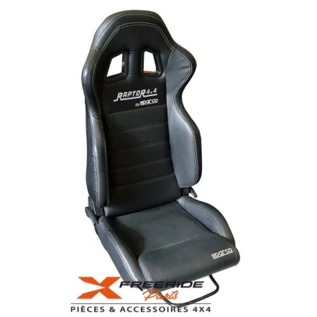 Siège semi baquet sport Sparco anatomique en éco-cuir noir avec surpiqûres blanches visibles, rabattable.